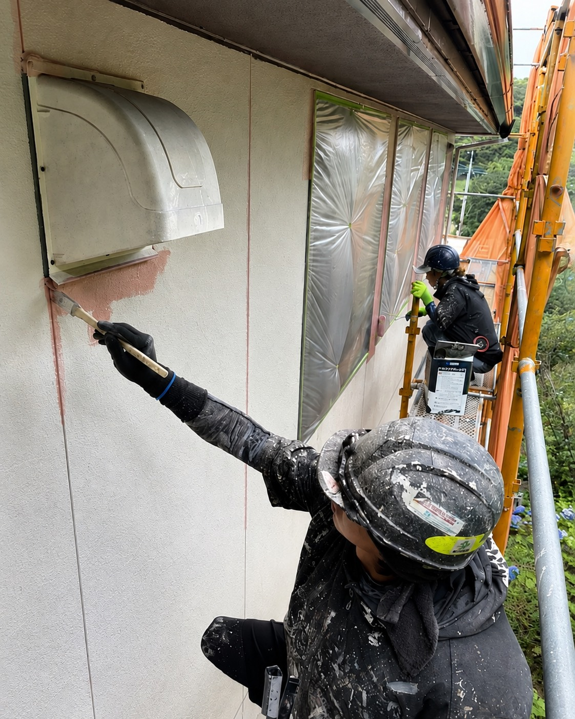 外壁塗装の施工を行う職人